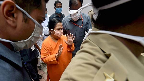 பாஜக மூத்த தலைவர் உமா பாரதிக்கு கொரோனா உறுதி.. நள்ளிரவில் ட்விட்டரில் அறிவிப்பு