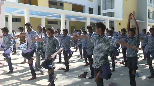 சட்டைக் காலரில் கமகமக்கும் குட்டிகுரா பவுடர்.. கையில் குச்சி.. 