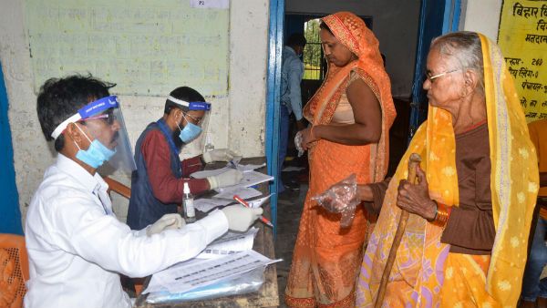 பீகாரில் ஆட்சியை பிடிக்கப் போவது யார்.. மாலை 6 மணிவரை 53.54% வாக்குகள் பதிவு