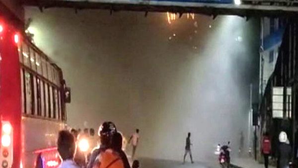 பயங்கர சத்தத்துடன்.. தொப்பென சரிந்து விழுந்த 5 மாடி கட்டிடம்.. சென்னையில் பரபரப்பு