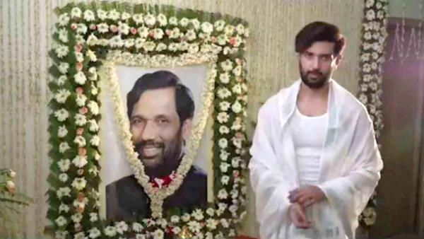 அப்பா இறந்த மறுநாளே.. போட்டோவுக்கு முன்பு போஸ் கொடுத்து 