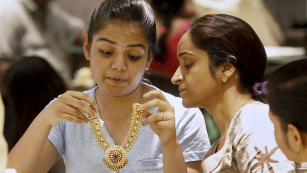 ஒரே வாரத்தில் 2 முறை ஏற்பட்ட சூப்பர் மாற்றம்.. தங்கம் வாங்குபவர்களை உற்சாகப்படுத்தும் ஐப்பசி!