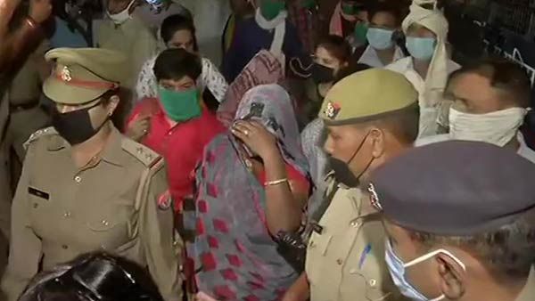 ஹத்ராஸ் பலாத்கார சம்பவம்: பாதிக்கப்பட்ட பெண்ணின் குடும்பத்தினர் அலகாபாத் ஹைகோர்ட்டில் இன்று ஆஜர்