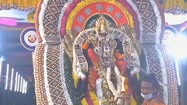 குலசேகரன்பட்டினம் முத்தாரம்மன் கோவிலில் சூரசம்ஹாரம்.. கோவில் வளாகத்தில் நடைபெற்றது