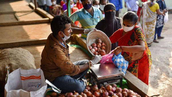 மழையால் குறைந்த வெங்காய சாகுபடி - பல மாநிலங்களில் ஒரு கிலோ 100 ரூபாய்க்கு விற்பனை