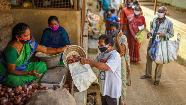 சின்ன வெங்காயம் ஒரு கிலோ ரூ.180... வெங்காயம் இல்லாமல் சாம்பார் வைப்பது எப்படி டிப்ஸ் சொல்லுங்களேன்