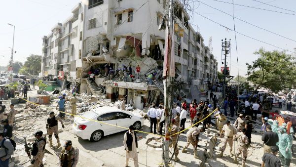 பாகிஸ்தானில் திடீர் பதற்றம்: துணை ராணுவம்- போலீஸ் இடையே மோதல்- கராச்சியில் குண்டுவெடிப்பு-5 பேர் பலி