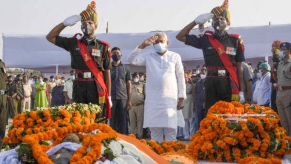 ராம்விலாஸ் பஸ்வான் உடல் அரசு மரியாதையுடன் தகனம்...மயங்கி விழுந்த மகன் சிராக் பஸ்வான்!!