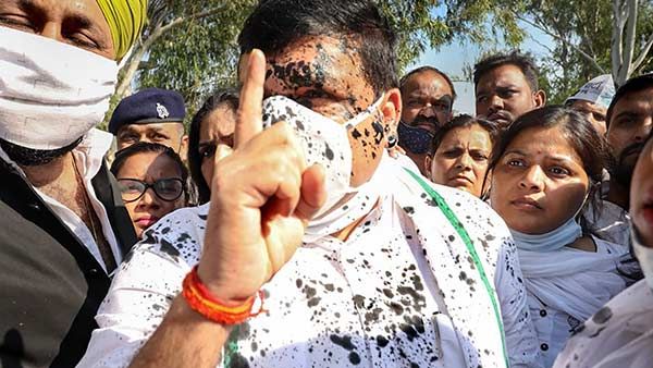 ஹத்ராஸ் சென்ற ஆம் ஆத்மி மூத்த தலைவர் சஞ்சய் சிங் மீது கறுப்பு மை வீசியதால் பரபரப்பு!