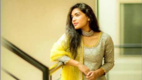 கையை ஊன்றி என்னா மாதிரி போஸ்.. மனசை பிசையும் செம்பருத்தி சபானா!