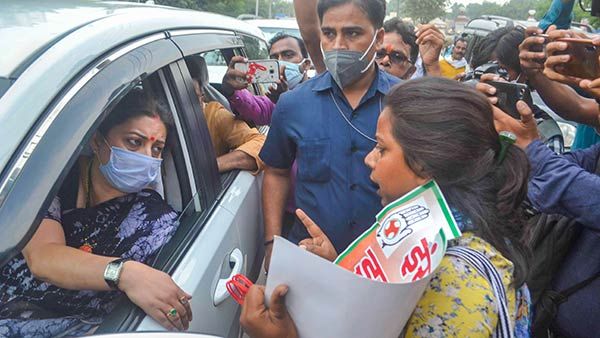 ஹத்ராஸ் பாலியல் வன்கொடுமை... மத்திய அமைச்சர் ஸ்மிரிதி ராணியை பதவி விலக கோரும் காங்கிரஸ்..!