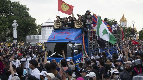 பெண்களுடன் சதா உல்லாசம்.. மன்னருக்கு எதிராக வீதிக்கு வந்த மக்கள்.. தாய்லாந்தில் எமெர்ஜென்சி பிரகடனம்