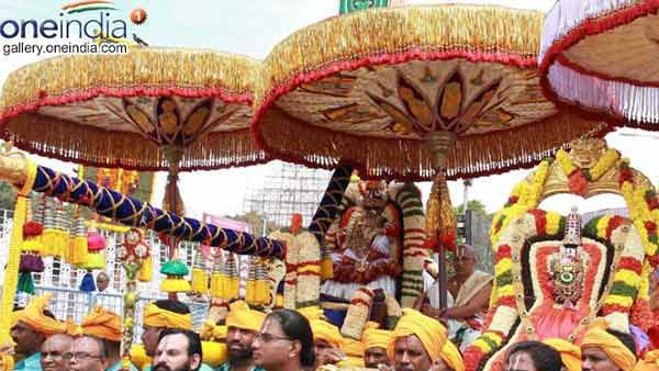 திருப்பதி நவராத்திரி பிரம்மோற்சவம்: மாட வீதிகளில் உலா வரும் மலையப்பசாமி - பக்தர்களுக்கு அனுமதி!