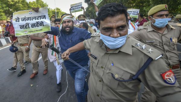 குடும்பத்தினருக்கு தெரியாமல் உடலை எரித்தது ஏன்... உத்தரப் பிரதேச டிஜிபிக்கு பெண்கள் கமிஷன் நோட்டீஸ்!