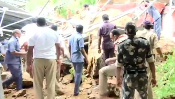 விஜயவாடா கனகதுர்கா கோயிலில் நிலச்சரிவு.. இடிபாடுகளில் சிக்கிய 4 பேர்!.. மீட்பு பணிகள் தீவிரம்