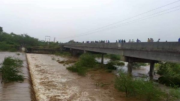 ஆரணி கமண்டல நாகநதி ஆற்றில் கரைபுரண்டோடும் வெள்ளம்.. 3 ஆண்டுகளுக்கு பின்னர் அரிய காட்சி- வீடியோ