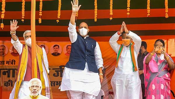 பீகாரில் தனிப்பெரும் கட்சியாக உருவெடுக்கும் பாஜக... தொடரும் முன்னிலை... உயரப் பறக்கும் பாஜக கொடி..!