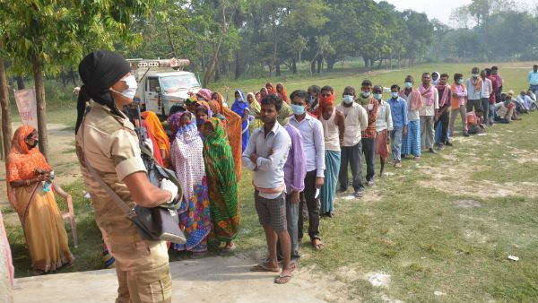 பீகார் இறுதி கட்ட வாக்குப் பதிவு: 31% வேட்பாளர்கள் கிரிமினல்கள்; 30% கோடீஸ்வரர்கள்!