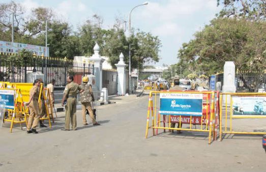 புதுச்சேரிக்குள் நுழைய தடை.. இசிஆர் ரோட்டில் போலீசார் கெடுபிடி.. திணறும் வாகன ஓட்டிகள்!