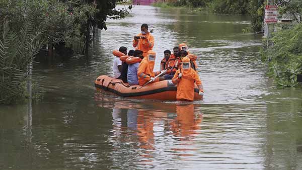 அதிகரித்த நீர்வரத்து.. திகைத்து போன அதிகாரிகள்.. அடையாறு பெரும் வெள்ளத்தில் இருந்து தப்பியது எப்படி?