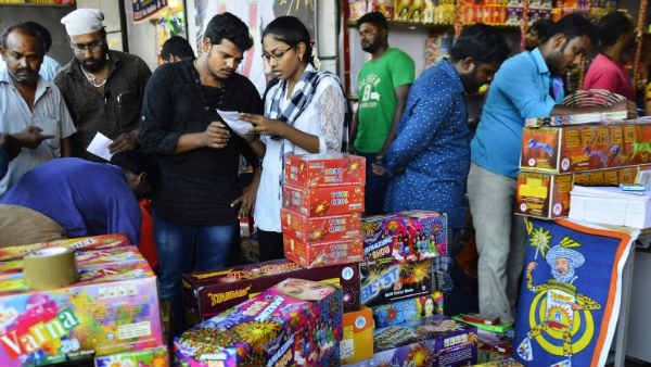 கொரோனா கிடக்கட்டும்.. ஆயிரம் வாலா என்ன விலை கேளு.. தீவு திடலில் அலை மோதும் மக்கள்.. இதுதான் சென்னை!