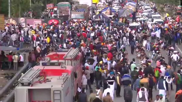 விவசாயிகள் பேரணி தடுத்து நிறுத்தம்... டெல்லிக்குள் நுழைய அனுமதி மறுக்கப்பட்டதால் தள்ளுமுள்ளு..!