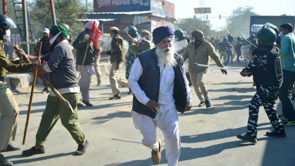 டெல்லியை நோக்கி.. வழியெங்கும் போர்க்களம்.. விவசாயிகள்-போலீசார் கடும் மோதல்!