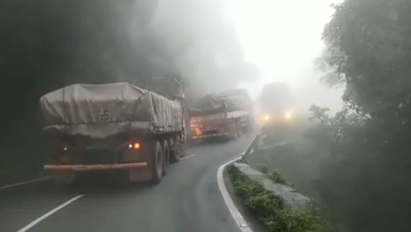 பிஸியான திம்பம் மலைப் பாதையில் ஒரே பனி மூட்டம்.. தமிழகம்-கர்நாடகா வாகன போக்குவரத்து பாதிப்பு