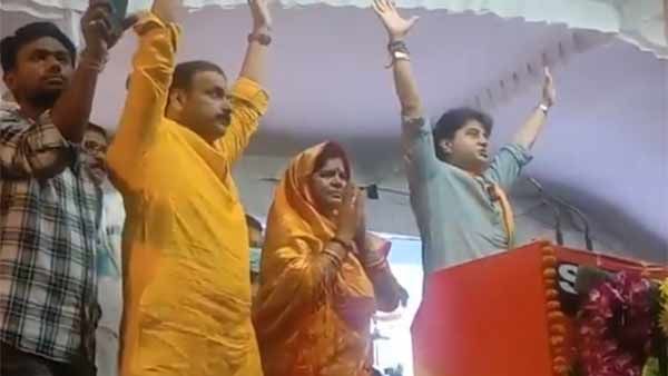 போடுங்கம்மா ஓட்டு.. கை சின்னத்தை பார்த்து.. பழக்க தோஷத்தில் வாக்கு கேட்ட பாஜக ஜோதிராதித்யா சிந்தியா