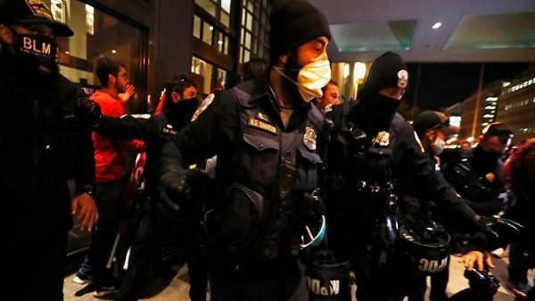 வாஷிங்டனில் டொனாலட் டிரம்ப் ஆதரவாளர்கள் பல்லாயிரக்கணக்கோர் பேரணி-வன்முறை வெடித்தது!