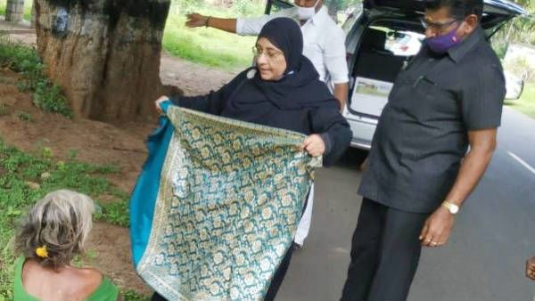 சாலையோரம் குளிரில் நடுங்கிய மூதாட்டி... சால்வை கொடுத்த அமைச்சர் நிலோபர் கபீல்...!