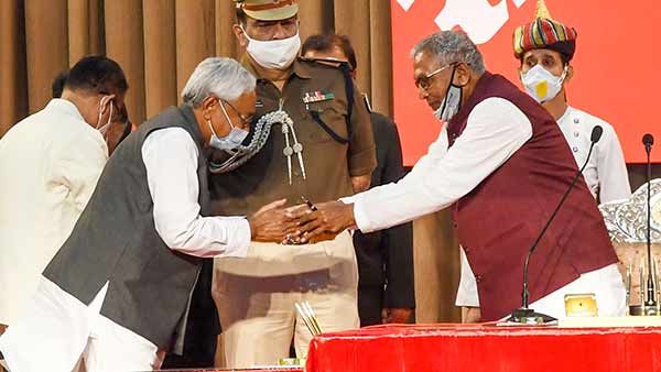 ஒருபக்கம் முதல்வர் பதவியை தந்துவிட்டு.. இன்னொரு பக்கம் செக் வைத்த அமித் ஷா.. நிதிஷுக்கு செம சிக்கல்!