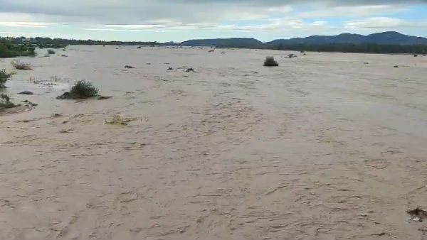 கடலாக மாறிய மதுராந்தகம் ஏரி - கரையோர மக்களுக்கு வெள்ள அபாய எச்சரிக்கை