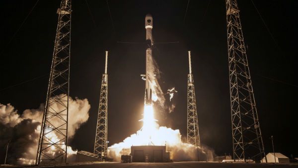 4 விண்வெளி வீரர்களுடன் ஸ்பேஸ் எக்ஸ் விண்கலம் விண்ணில் பாய்ந்தது!