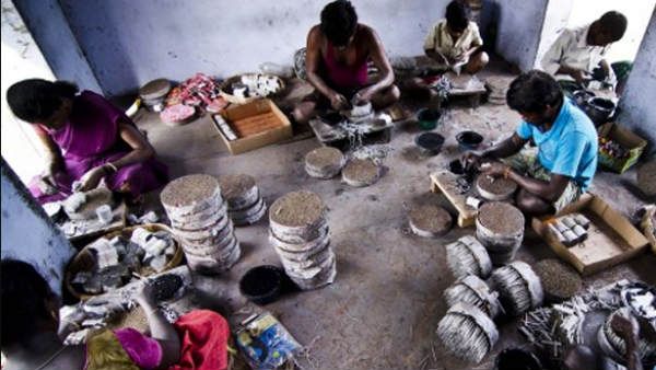 பட்டு துணியை நெய்தவருக்கு புது துணி இல்லை.. சிவகாசி தொழிலாளி குழந்தைக்கு பட்டாசு இல்லை.. கொரோனா வடு