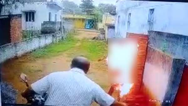 உடம்பெல்லாம் பற்றி எரியும் நிலையில்.. பைக்கை எடுத்து பத்திரமாக நிறுத்தியவர்.. பரபரப்பாகும் சிசிடிவி!