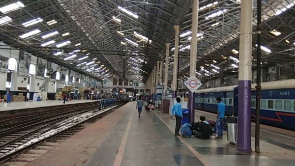 சென்னை சென்ட்ரல் அருகே பக்கிங்காம் கால்வாயில் பெருவெள்ளம்- பெரம்பூர் வரை மட்டும் ரயில்கள் இயக்கம்