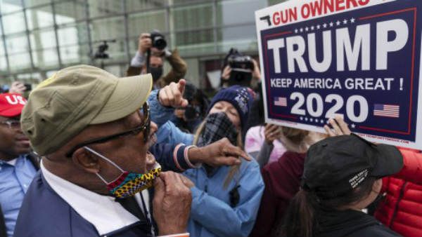 பென்சில்வேனியாவில் வாக்கு எண்ணிக்கை மையத்துக்குள் கண்காணிப்பாளர்களை அனுமதிக்க உத்தரவு