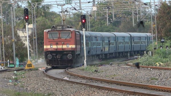 தண்டவாளத்தில் பாறைகள்.. ஒட்டுனரின் சாமர்த்தியம்.. பெரும் விபத்தில் இருந்து தப்பியது வைகை எக்ஸ்பிரஸ்