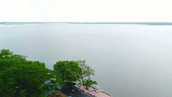 கரையை கடந்த நிவர் புயல்.. வழக்கத்துக்கு மாறாக வீராணம் ஏரி.. 2 அடிகள் வரை அலை சீற்றம்.