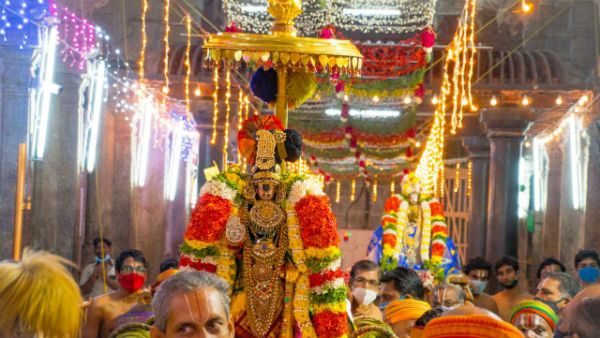 ஶ்ரீரங்கம் வைகுண்ட ஏகாதசி - ஆன்லைனில் முன்பதிவு செய்த பக்தர்கள் சொர்க்கவாசலில் செல்ல அனுமதி