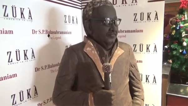 செம.. அச்சு அசலாக எஸ்.பி.பாலசுப்பிரமணியம் போலவே.. 5.8 அடி உயரம்.. முழுக்க முழுக்க சாக்லேட்டில் சிலை