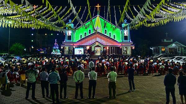 ஏசு கிறிஸ்து அவதரித்தார் : 2021ஆம் ஆண்டு மகிழ்ச்சிகரமான ஆண்டாக அமைய தேவாலயங்களில் பிரார்த்தனை