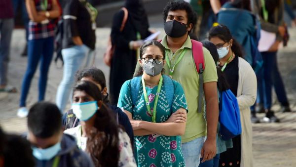 கல்லூரி மாணவர்களுக்கு குட் நியூஸ்.. காலேஜ் பீஸ் குறித்து யுஜிசி சூப்பர் அறிவிப்பு