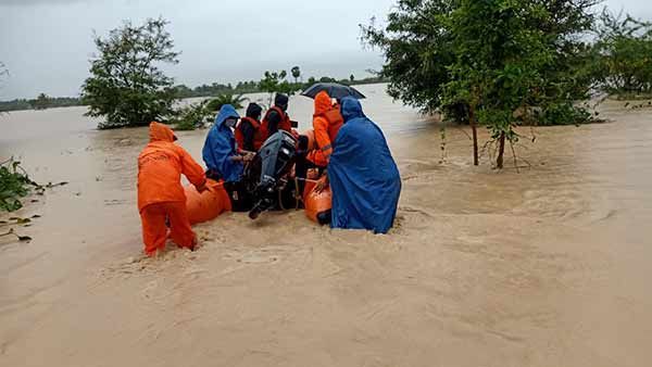 கொட்டித்தீர்த்த கனமழை... கடலாக மாறிய கடலூர்... விளைநிலங்களில் வெள்ளம் - கண்ணீரில் விவசாயிகள்