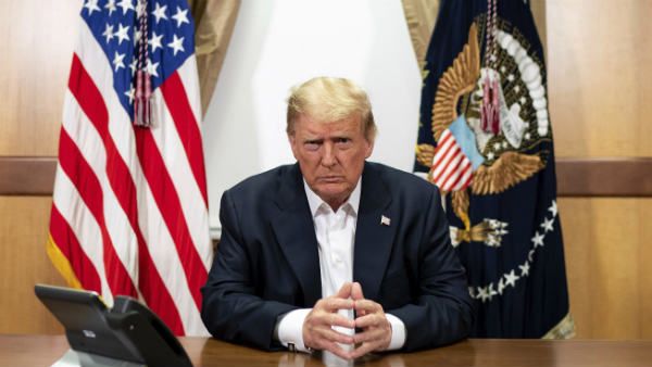 சர்ச்சைக்குரிய கொரோனா நிவாரண மசோதாவுக்கு ஒப்புதல் அளித்து கையெழுத்திட்டார் டொனால்ட் டிரம்ப்