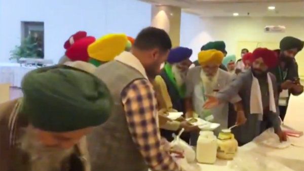 உங்க சாப்பாடு வேண்டாம்- கொண்டு வந்துட்டோம்- ஆம்புன்சில் டீ- மத்திய அரசுக்கு விவசாயிகள் பொளேர் பதில்