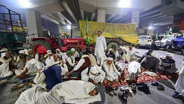 டெல்லி சலோ.. கொட்டும் பனி...வாட்டும் குளிர்.. 9-வது நாளாக விவசாயிகள் போராட்டம்- நாளை மீண்டும் பேச்சு