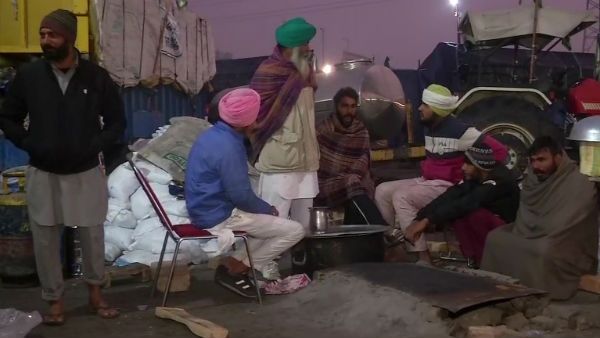 டெல்லி சலோ...கடுங்குளிரிலும் 8-வது நாளாக விவசாயிகள் போராட்டம்- இன்றும் மத்திய அரசுடன் பேச்சுவார்த்தை