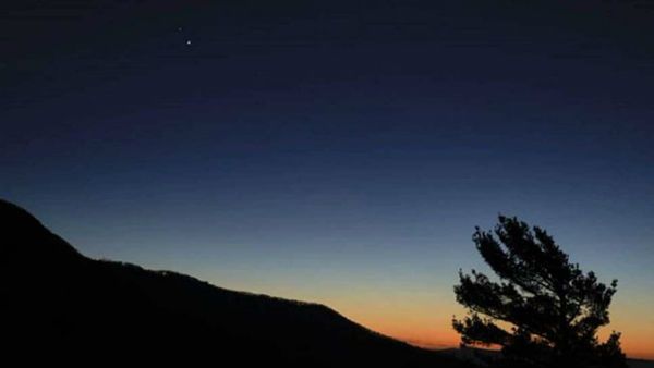 வானத்தில் அருகருகே வந்து கை குலுக்கிய வியாழன், சனி - உற்சாகமாக கண்டு ரசித்த மக்கள்